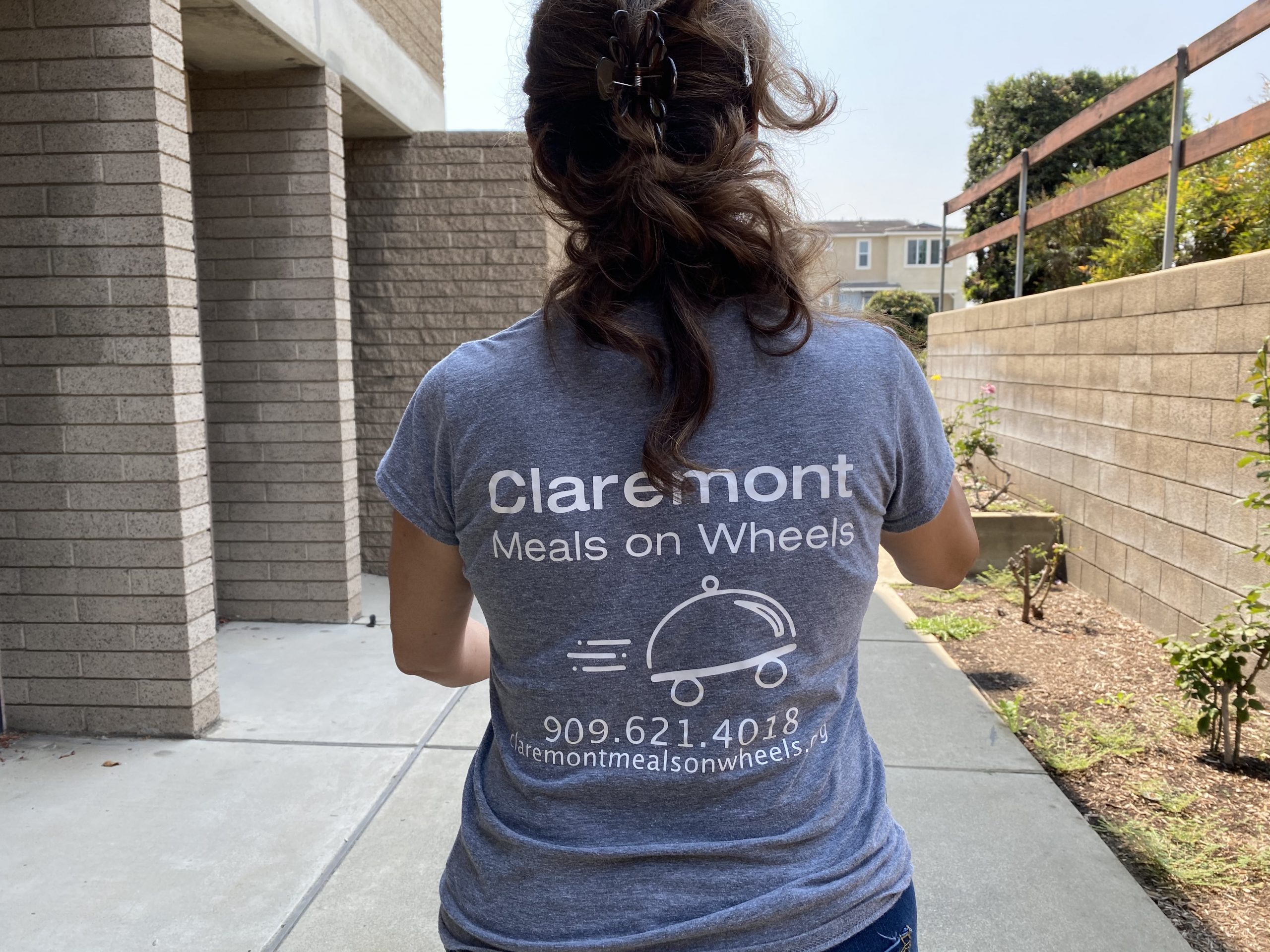 Back of volunteer with Claremont Meals On Wheels shirt